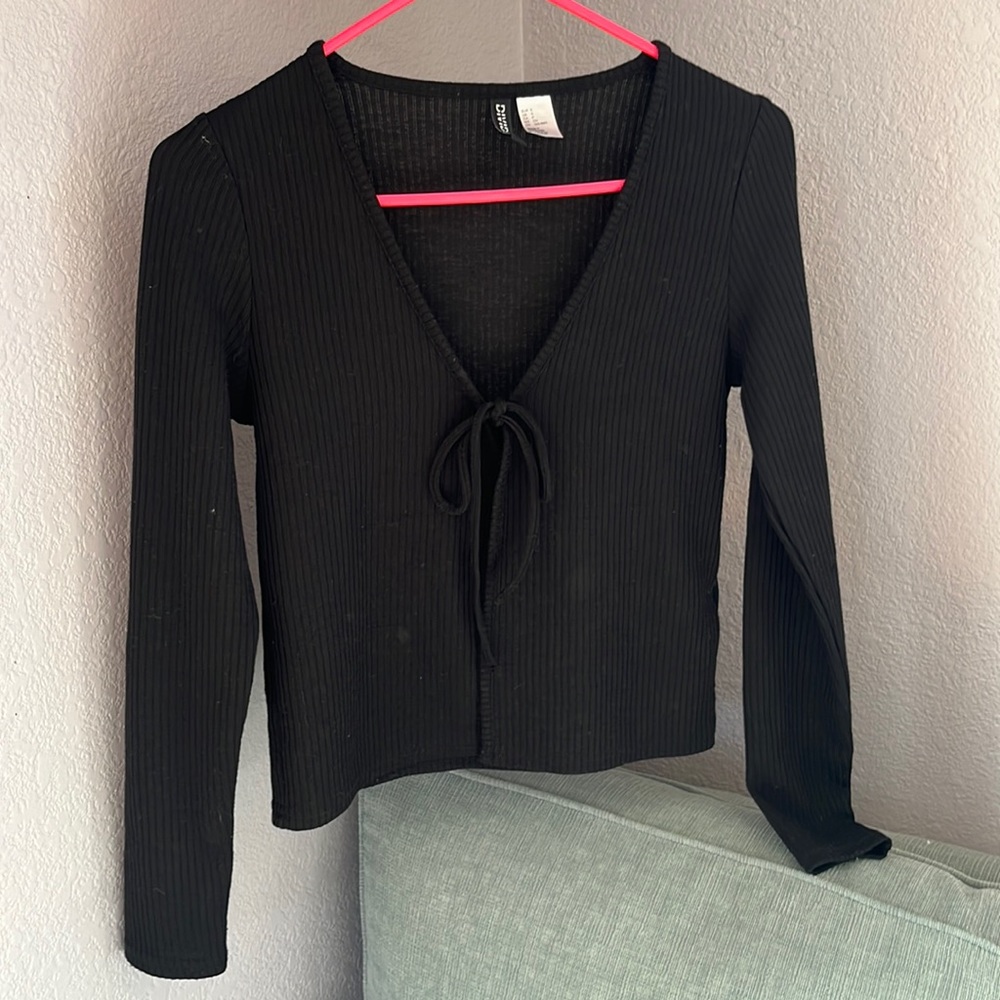 Divided H&M black top ties in the front.